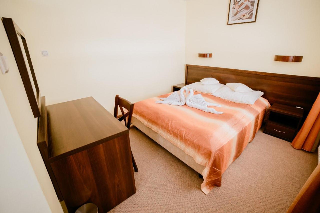 Hotel Domino Niemodlin Ngoại thất bức ảnh
