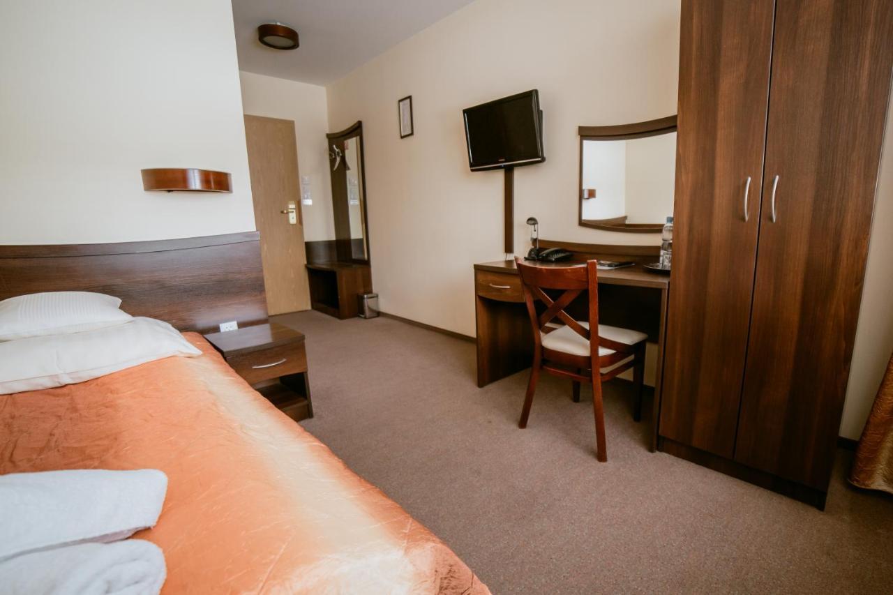 Hotel Domino Niemodlin Ngoại thất bức ảnh