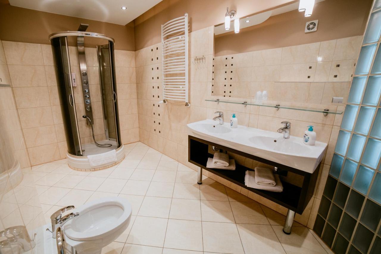 Hotel Domino Niemodlin Ngoại thất bức ảnh