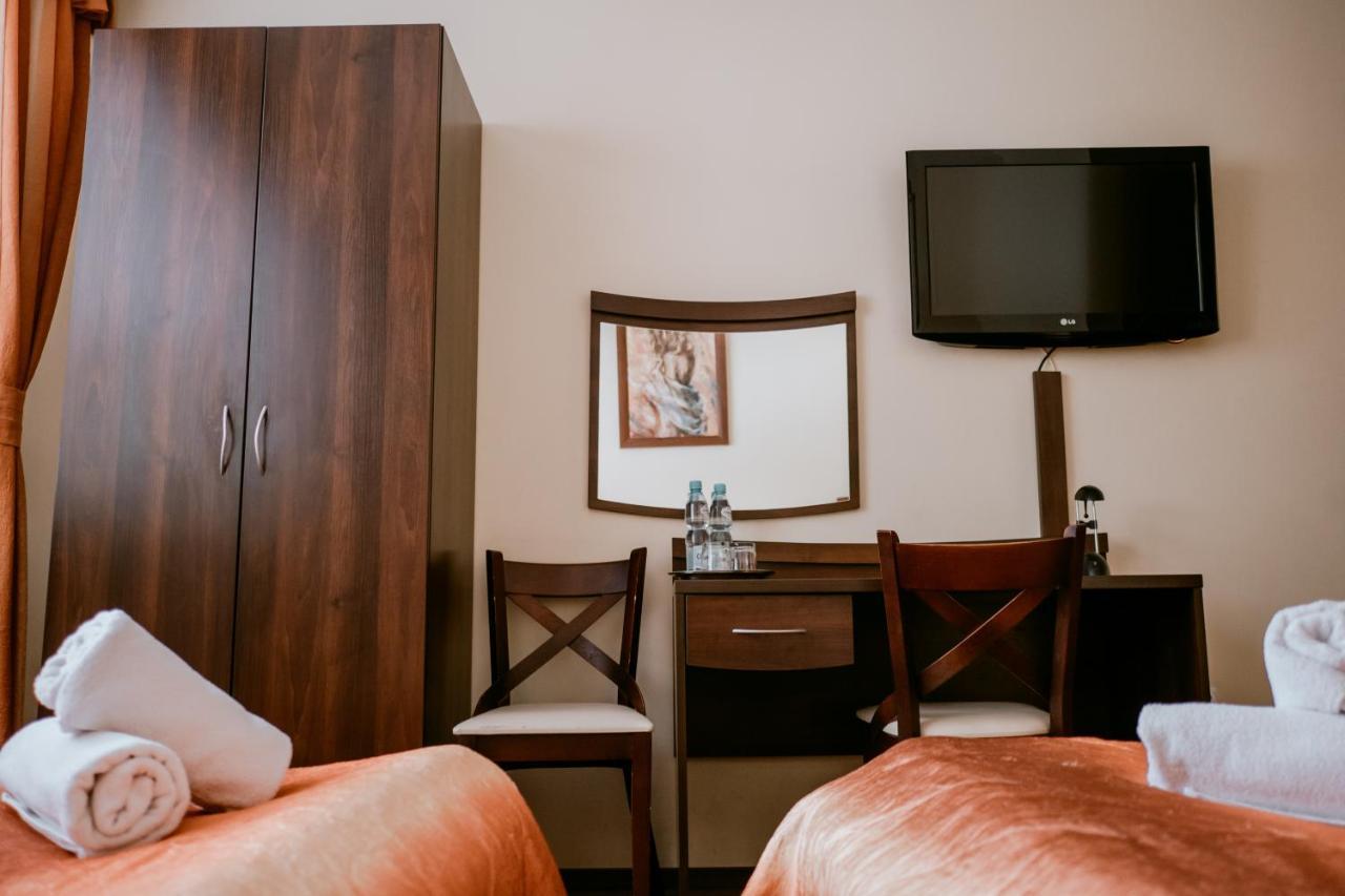 Hotel Domino Niemodlin Ngoại thất bức ảnh